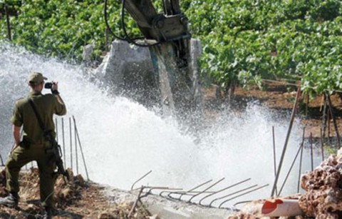 مستوطنون يدمرون بيتا بلاستيكيا وبئرا للمياه في منطقة خلايل اللوز