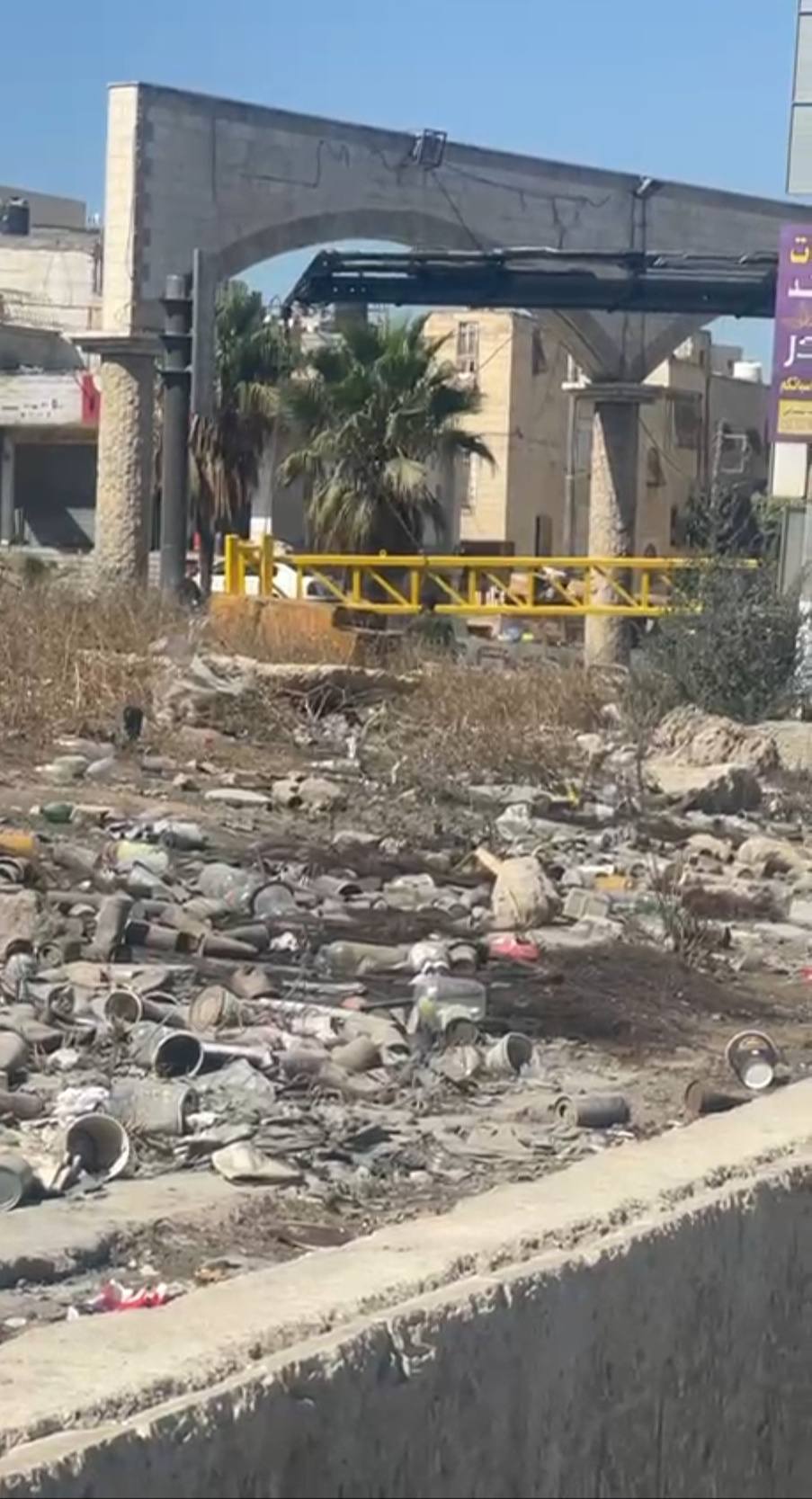 الاحتلال ينصب بوابة حديدية عند مدخل الرام