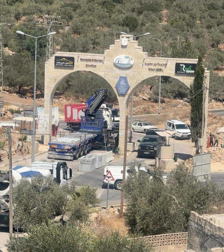 الاحتلال يضع مكعبات اسمنتية على مداخل حارس وديراستيا