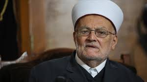 الاحتلال يمنع الشيخ عكرمة صبري من دخول المسجد الأقصى لـ6 أشهر