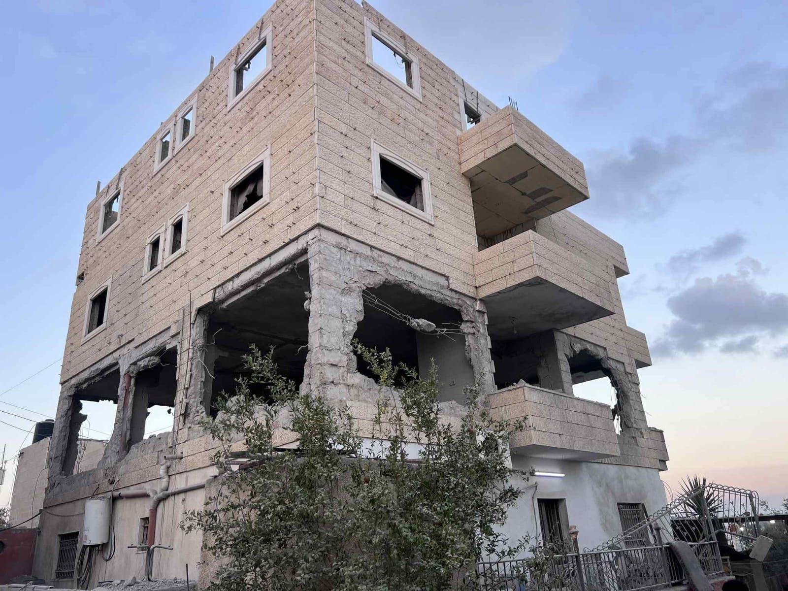 الاحتلال يفجّر منزل الأسير ثابت مسالمة في بيت عوا 