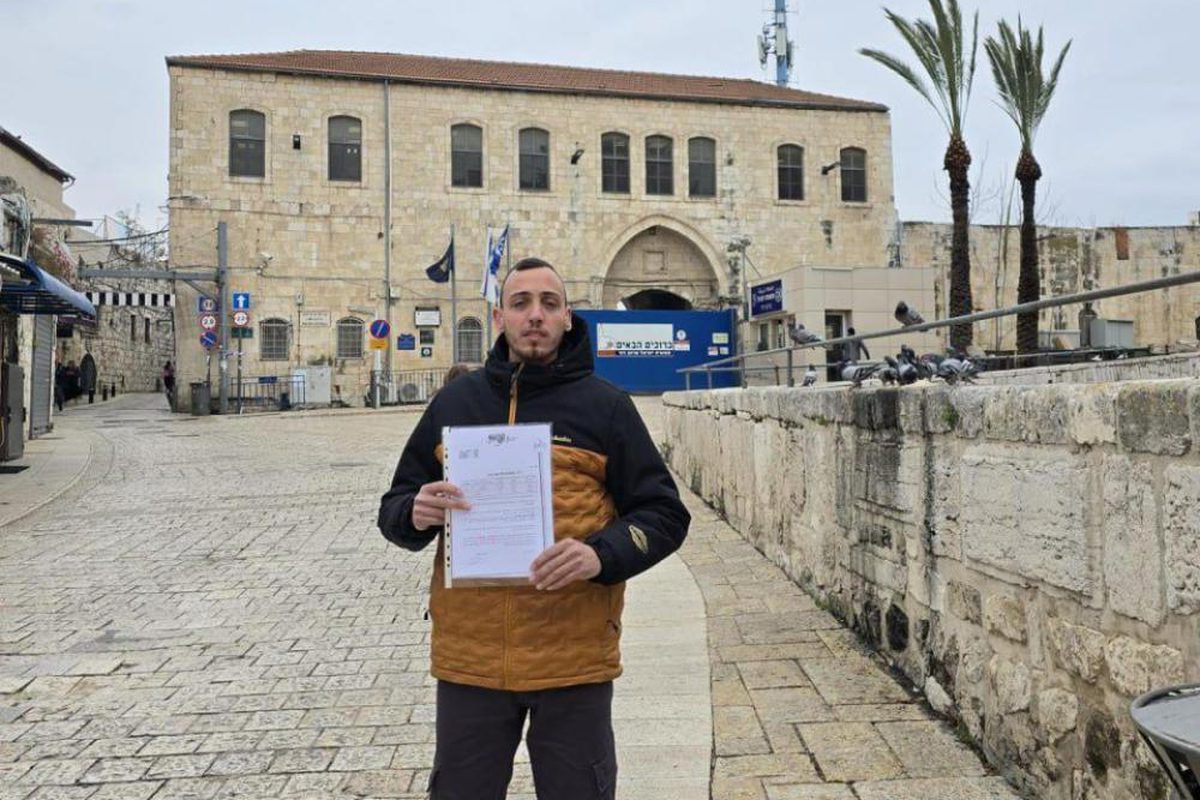 الاحتلال يُسلّم صحفيا مقدسيا قرارا بالإبعاد عن "الأقصى"