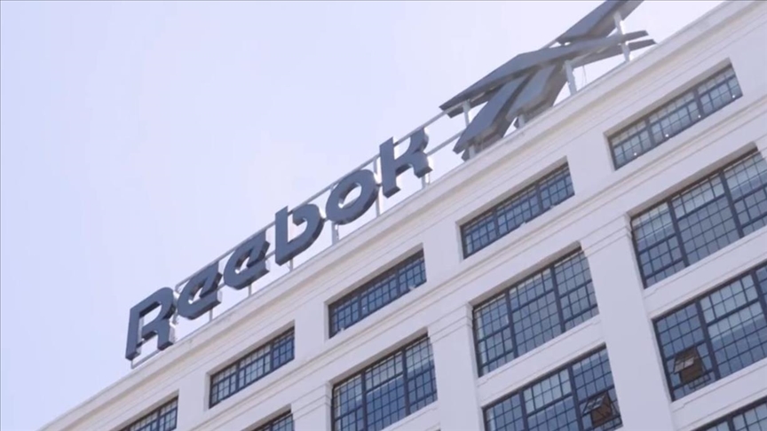 "ريبوك" تطلب من إسرائيل إزالة شعارها من قميص المنتخب