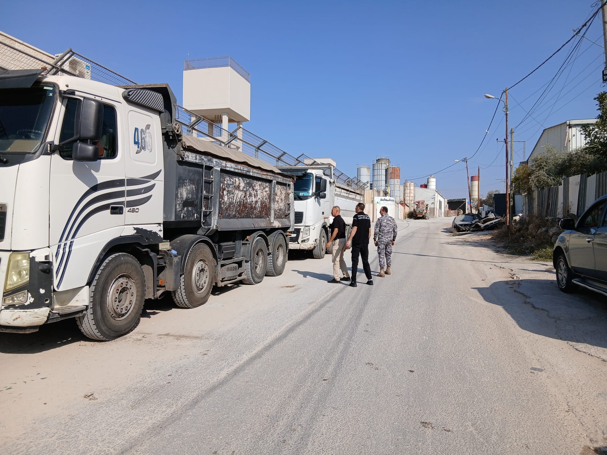 سلطة جودة البيئة تضبط شاحنتين إسرائيليتين محملتين بمخلفات ملوثة في قلقيلية