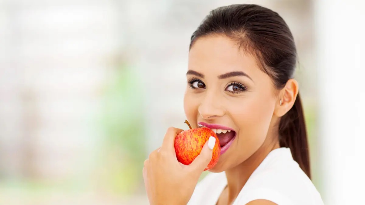 لماذا ينصح بتناول تفاحة يوميا؟