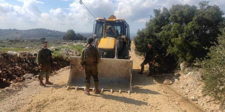 الاحتلال يغلق طرقا فرعية في محيط اللبن الشرقية