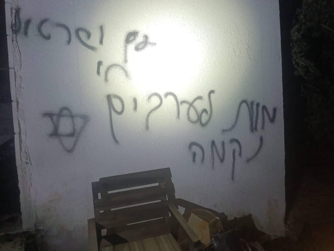 مستوطنون يحرقون قاعة افراح في بلدة بديا 