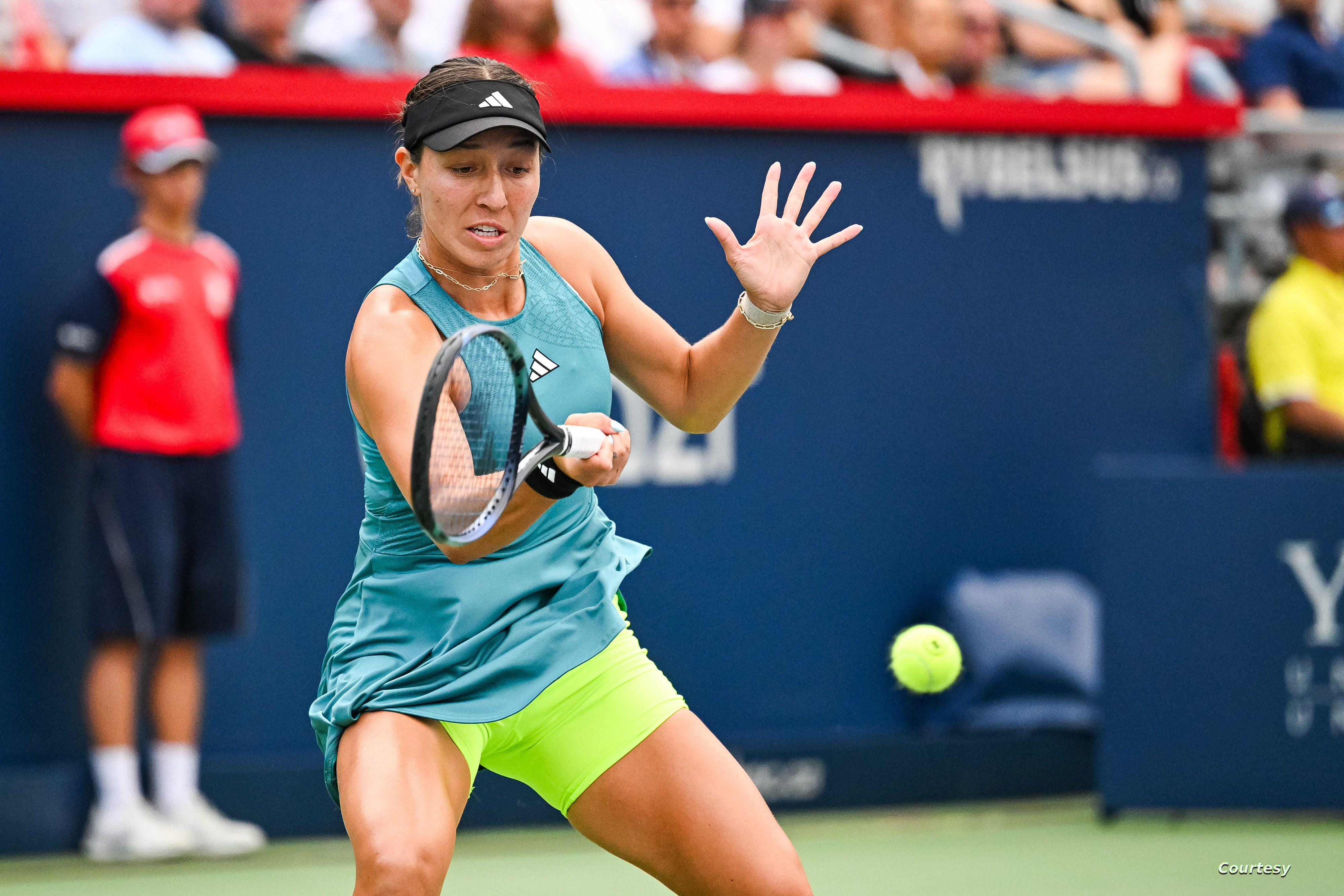 «دورة تشارلستون»: بيغولا تعاني لتبلغ نصف النهائي