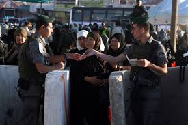 جنود حاجز قلنديا يمنعون المواطنين من المرور ...  وتكدس الالاف 