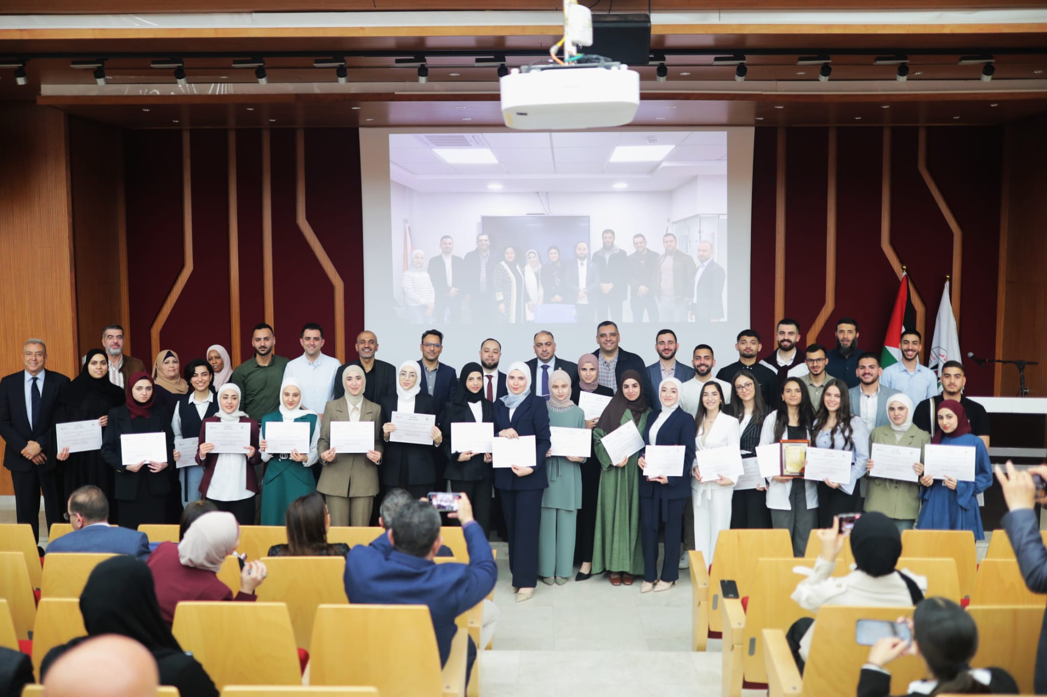 الجامعة العربية الأمريكية تكرم الطلبة الأوائل على كلية طب الاسنان