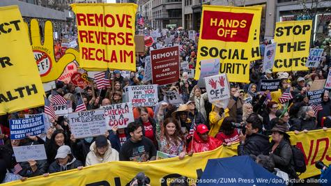 مئات آلاف المتظاهرين في 50 ولاية امريكية رفضا لسياسات ترمب 