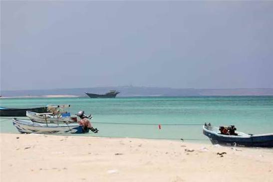 مقتل 6 افراد في استهداف سفينة بالبحر الأحمر وأمريكا ترد بقصف أخرى بخليج عمان