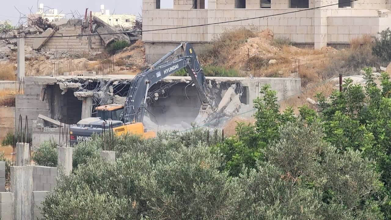 الاحتلال يهدم منزلين قيد الإنشاء في شقبا 